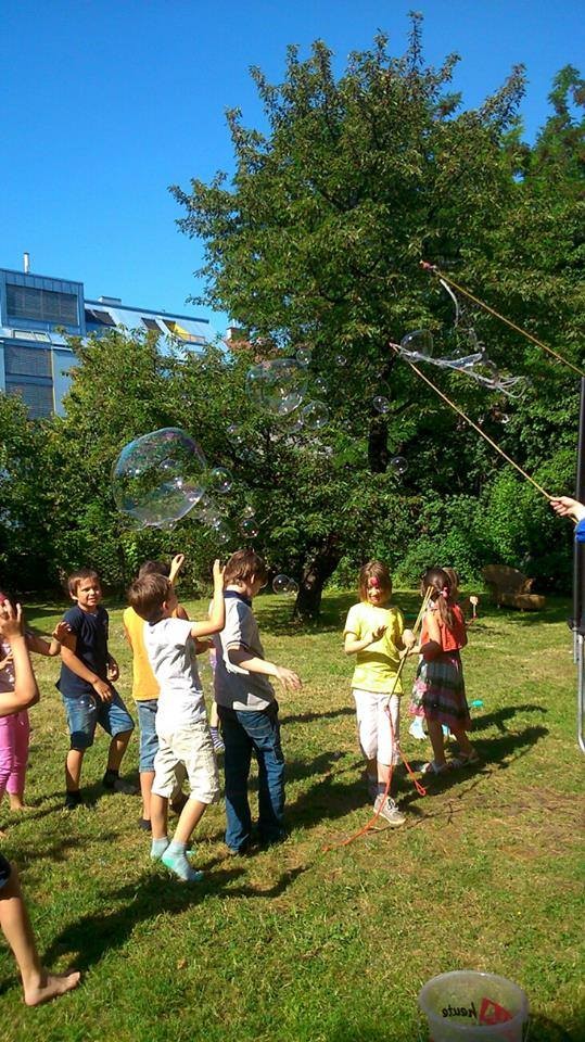 Sommerparty mit Riesenseifenseifenblasen